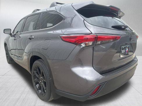 Used 2023 Toyota Highlander LE image 6