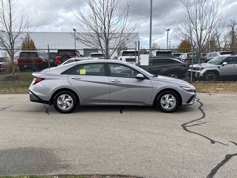 Used 2026 Hyundai Elantra SE FWD image 4