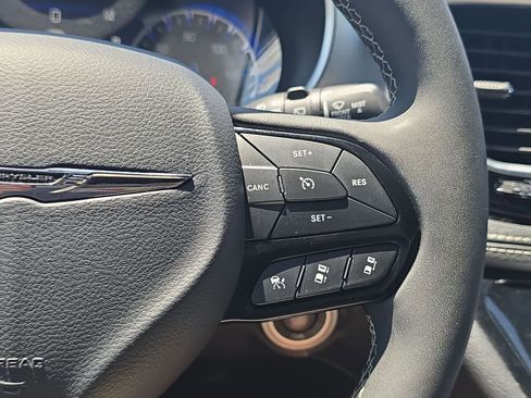 Used 2025 Chrysler Pacifica Limited FWD image 29