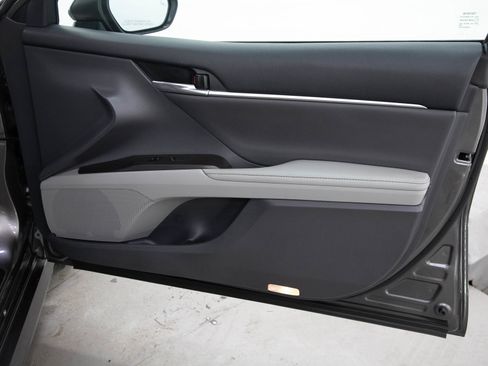 Used 2022 Toyota Camry XLE FWD image 9