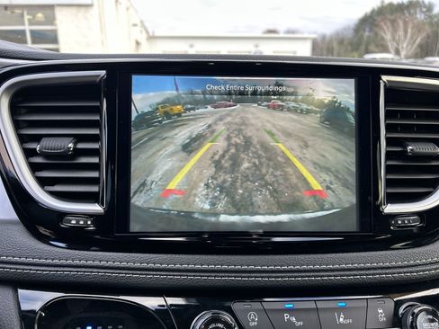 Used 2025 Chrysler Pacifica Limited image 17