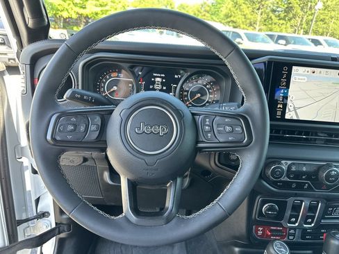 Used 2025 Jeep Wrangler Rubicon w/ Convenience Group AWD/4WD image 11