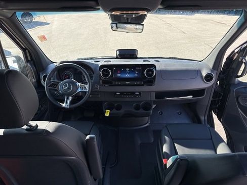 Used 2025 Mercedes-Benz Sprinter 2500 image 18