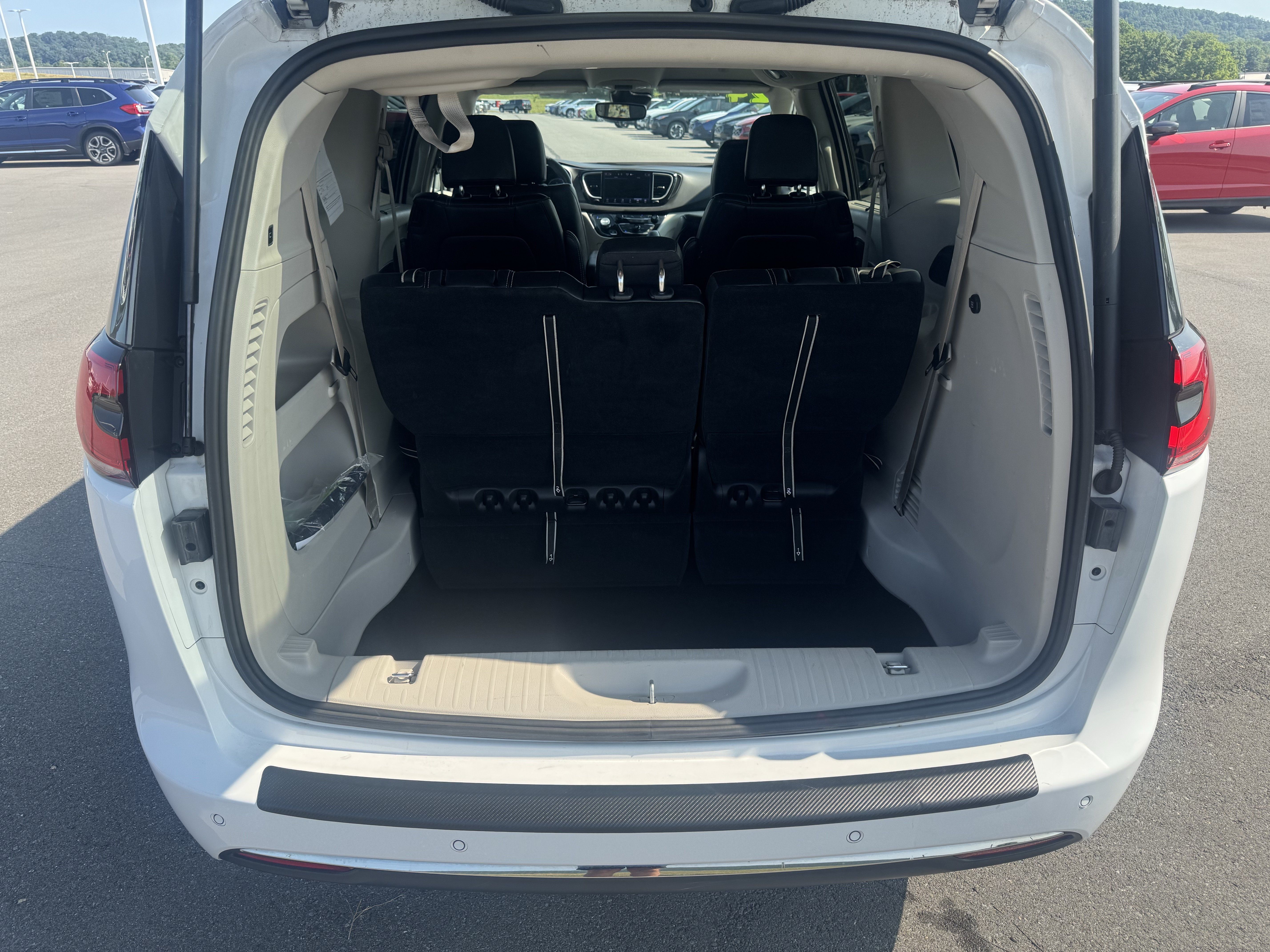 Used 2024 Chrysler Pacifica Touring-L FWD image 5