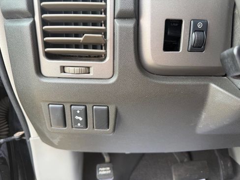 Used 2004 Nissan Titan LE w/ (Tow) Big Tow Pkg image 16