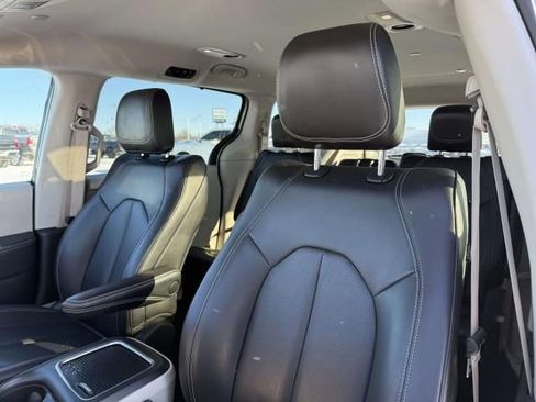 Used 2023 Chrysler Pacifica Touring-L image 12