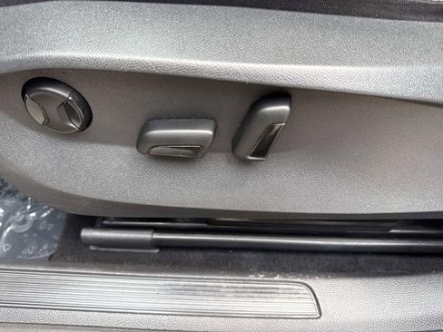 Used 2022 Volkswagen Taos SE w/ Panoramic Sunroof Package FWD image 24