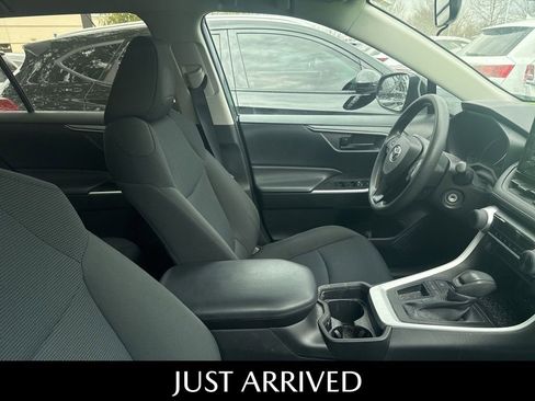 Used 2021 Toyota RAV4 LE image 3