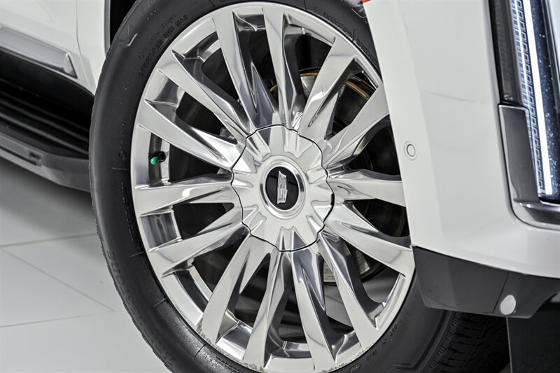Used 2021 Cadillac Escalade Premium Luxury AWD/4WD image 3
