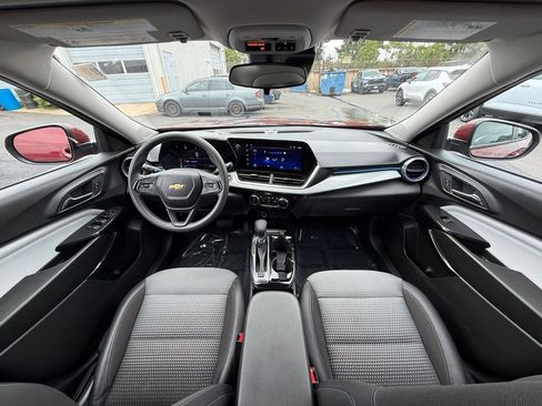 Used 2025 Chevrolet Trax LT FWD image 22