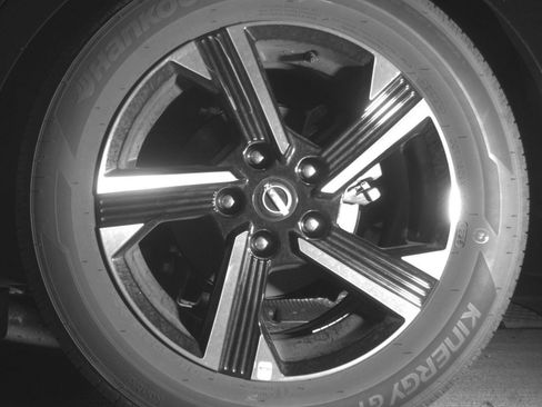 Used 2025 Nissan Sentra SV FWD image 17