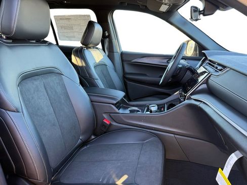 New 2025 Jeep Grand Cherokee Altitude image 15