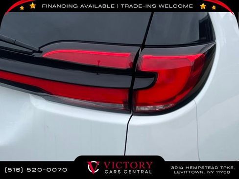 Used 2023 Chrysler Pacifica Touring-L image 10