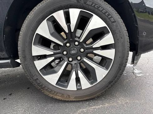 Used 2025 Ford Expedition Platinum w/ Driver's Package AWD/4WD image 10
