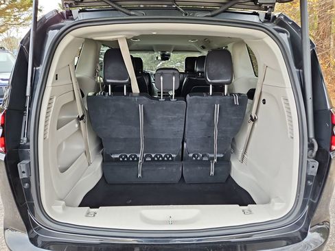 Used 2022 Chrysler Pacifica Touring-L image 30