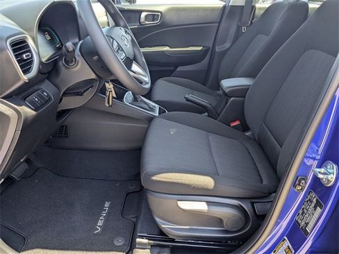 Used 2025 Hyundai Venue SE image 11