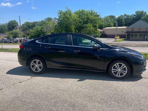 Used 2018 Chevrolet Cruze LT w/ LT Convenience Package FWD image 4