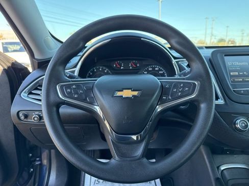 Used 2017 Chevrolet Malibu LT image 18