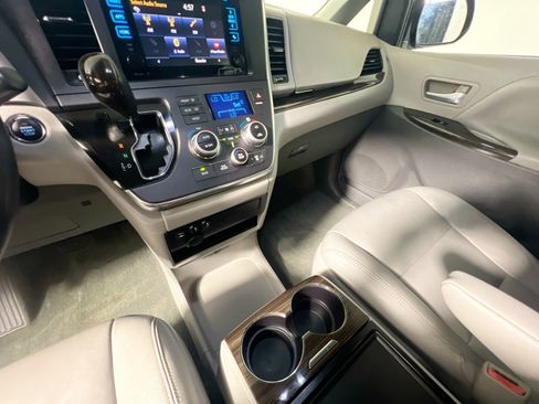 Used 2015 Toyota Sienna XLE w/ XLE Navigation Package FWD image 25