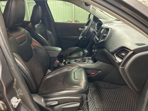 Used 2019 Jeep Cherokee Trailhawk w/ Cold Weather Group image 27