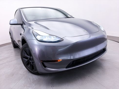 Used 2025 Tesla Model Y Long Range RWD image 3