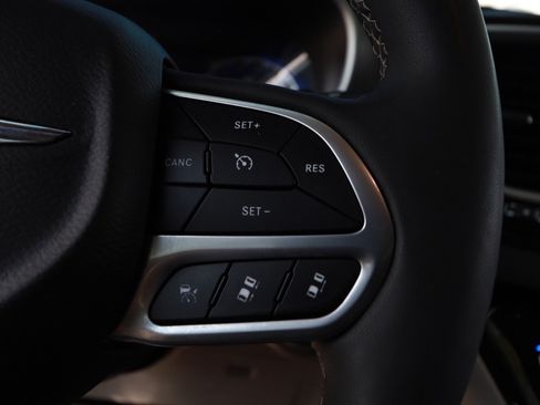 Used 2024 Chrysler Pacifica Touring-L FWD image 12