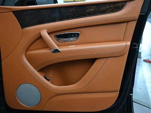 Used 2019 Bentley Bentayga AWD/4WD image 26