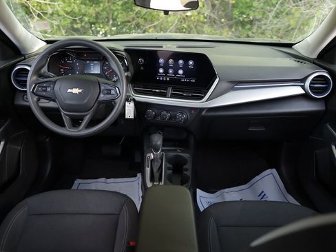 Used 2025 Chevrolet Trax LS w/ LS Convenience Package FWD image 18