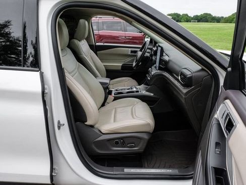 Used 2020 Ford Explorer Platinum w/ Premium Technology Package AWD/4WD image 40