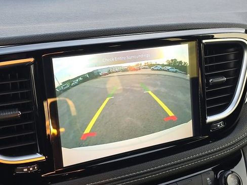 Used 2025 Chrysler Pacifica Limited FWD image 37