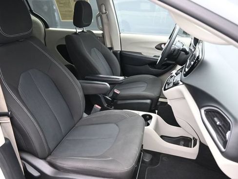 Used 2022 Chrysler Voyager LX FWD image 29