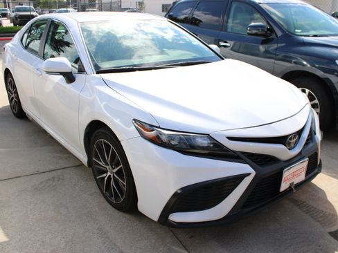 Used 2024 Toyota Camry SE FWD image 2