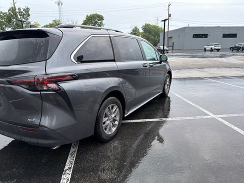 Used 2025 Toyota Sienna XLE AWD/4WD image 4