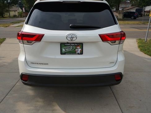Used 2018 Toyota Highlander LE AWD/4WD image 19