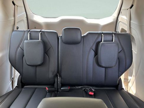 Used 2017 Chrysler Pacifica Touring-L FWD image 6