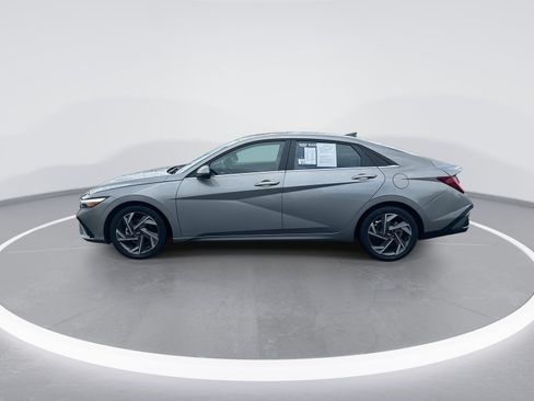 Used 2025 Hyundai Elantra Limited FWD image 6