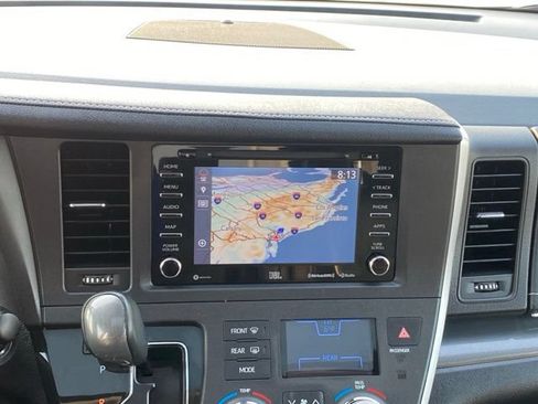 Used 2020 Toyota Sienna SE w/ SE Preferred Package FWD image 13