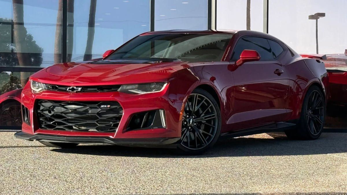 Used 2018 Chevrolet Camaro ZL1 RWD image 2