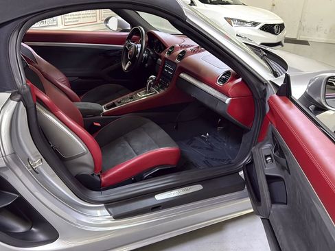 Used 2022 Porsche 718 Boxster Spyder RWD image 18