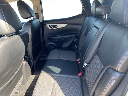 Used 2020 Nissan Rogue Sport SV w/ Technology Package image 11