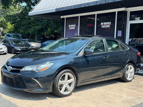 Used 2017 Toyota Camry XSE w/ Moonroof Package FWD image 3