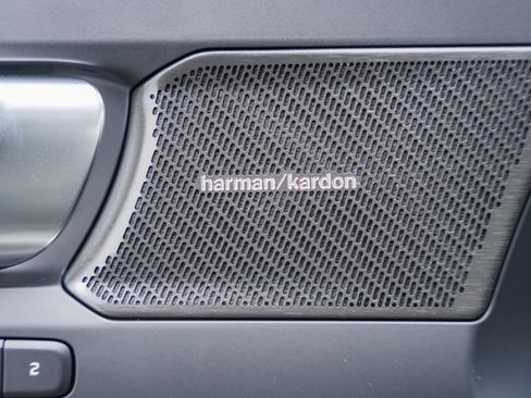 Certified 2025 Volvo XC40 B5 Ultra w/ Climate Package image 39