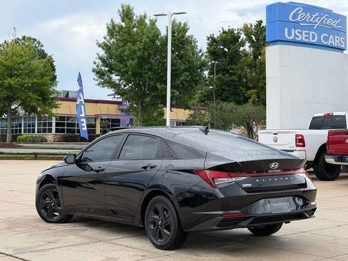 Used 2023 Hyundai Elantra SEL w/ Preferred Accessory Package FWD image 4