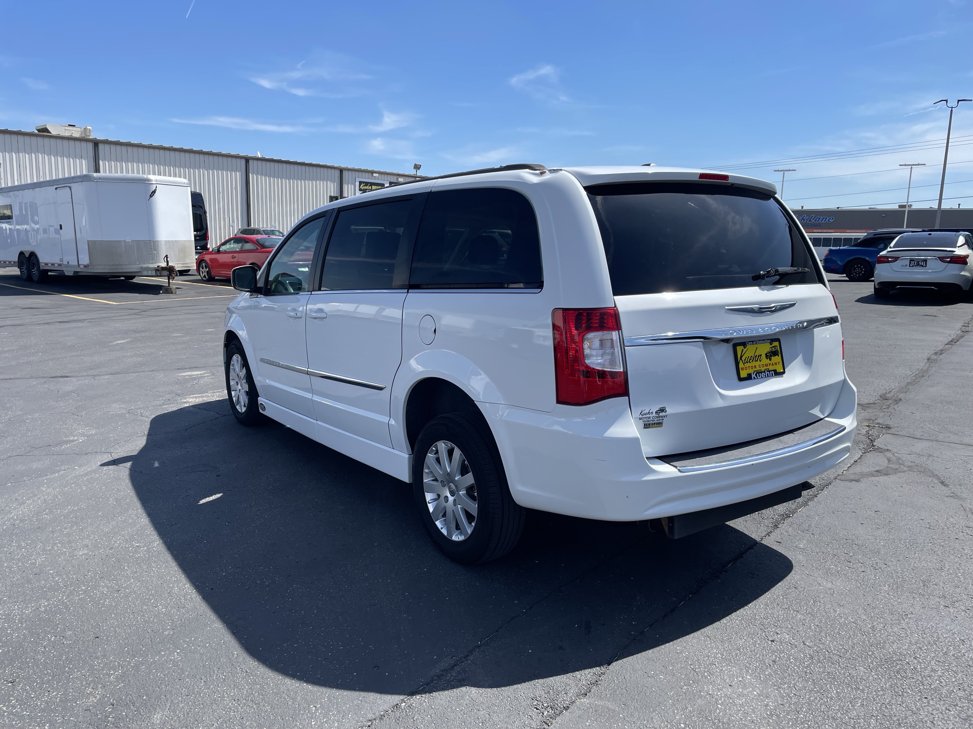 Used 2016 Chrysler Town & Country Touring FWD image 6