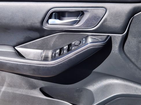 Used 2025 Nissan Rogue SV image 7