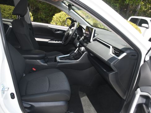 Used 2025 Toyota RAV4 XLE FWD image 19