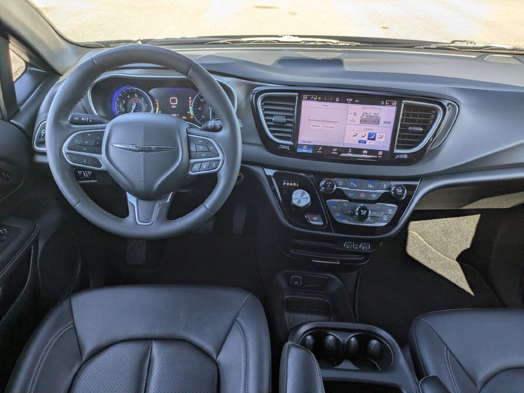 Used 2025 Chrysler Pacifica Select FWD image 33