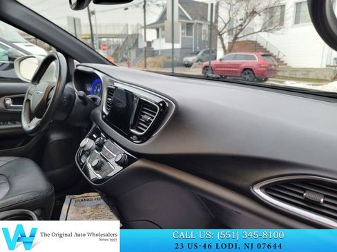 Used 2019 Chrysler Pacifica Touring-L w/ S Appearance Package image 15