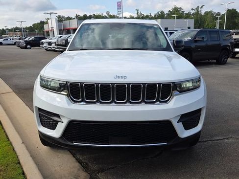 Used 2023 Jeep Grand Cherokee Laredo AWD/4WD image 2