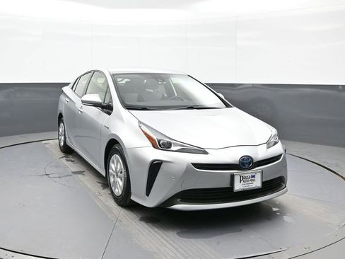 Certified 2022 Toyota Prius LE image 3